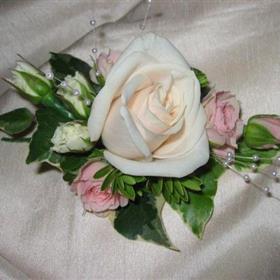 fwthumbBM 12 rose corsage.jpg